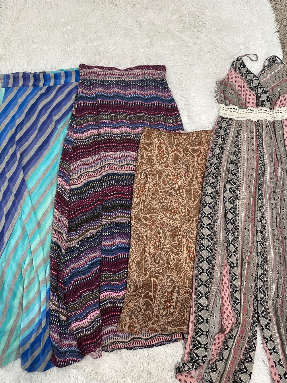 🍋 Bundle of 4 Woman’s Skirts\Jumpsuit Size Small